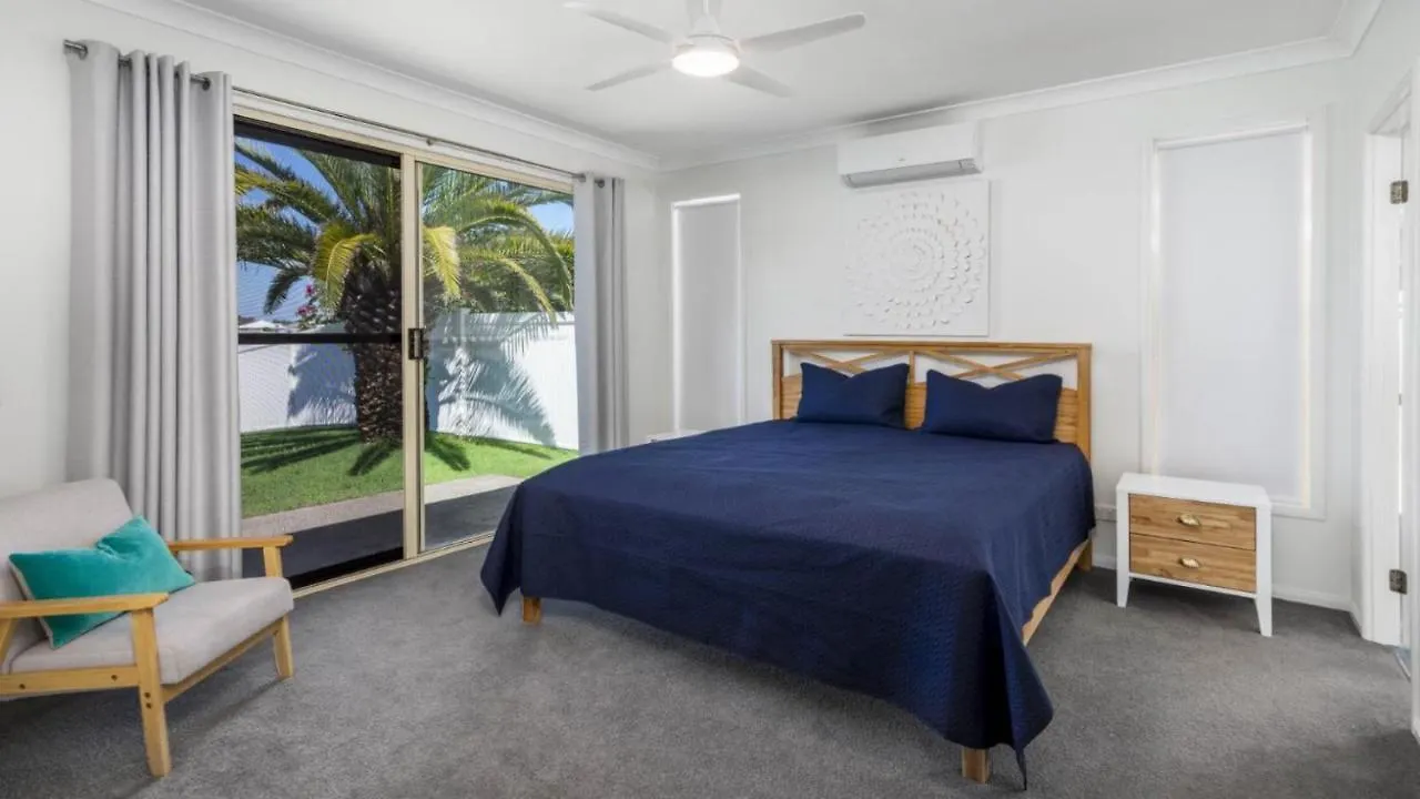 Dog Friendly Home With Canal Views Banksia Beach Casa vacanze