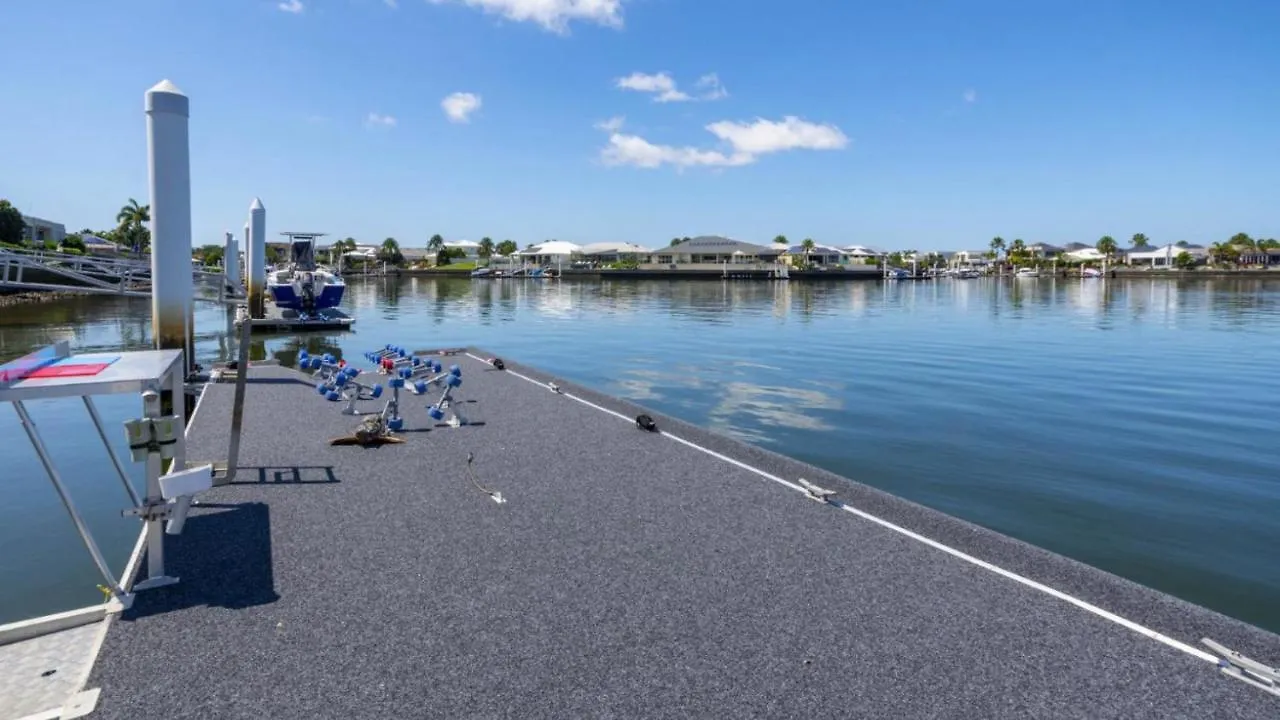 Dog Friendly Home With Canal Views Banksia Beach Casa vacanze